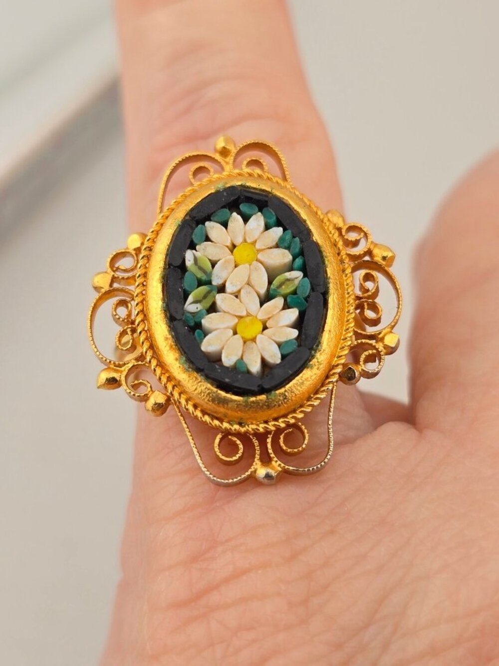 Vintage Gold-Tone Daisy Mosaic Ring Size 5.5 adjustable Oval Floral Inlay